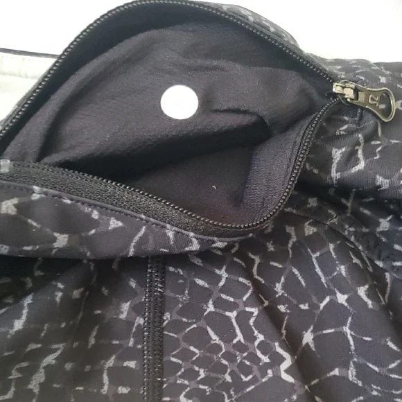 Lululemon SoulCycle Black Short Leggings Sz 8 - Picture 9 of 10